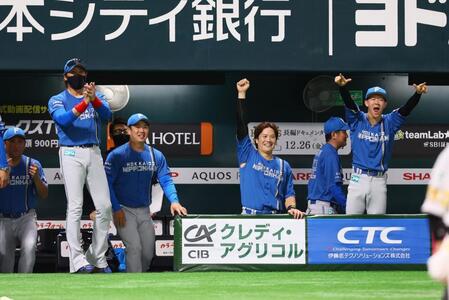 　３回、レイエスが勝ち越し２ランを放ち、喜ぶ新庄監督（左から２人目）ら日本ハムナイン（撮影・中島達哉）