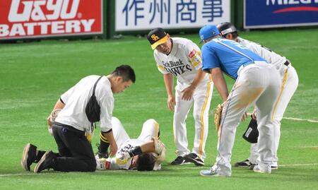 　３回、一ゴロに倒れた際に審判と交錯し、倒れ込む中村（中央）＝撮影・伊藤笙子