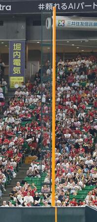 　４回、水谷の打球はライトポール直撃弾となる