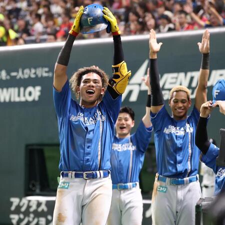 　４回、ライトポール直撃弾を放ちスタンドの声援に応える水谷（左）