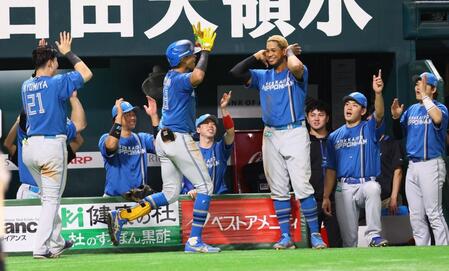 　４回、ソロを放ち、ナインに迎えられる水谷（中央）＝撮影・中島達哉