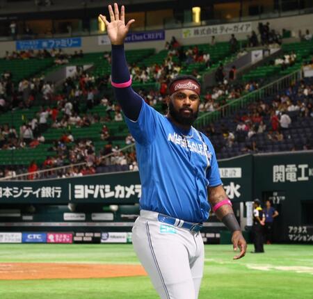 　スタンドのファンの歓声に応えるレイエス（撮影・中島達哉）