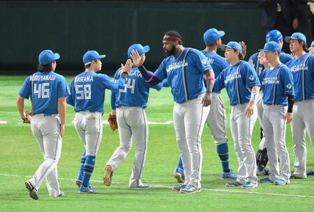 　試合後、先頭でナインを迎えるレイエス（中央）＝撮影・伊藤笙子