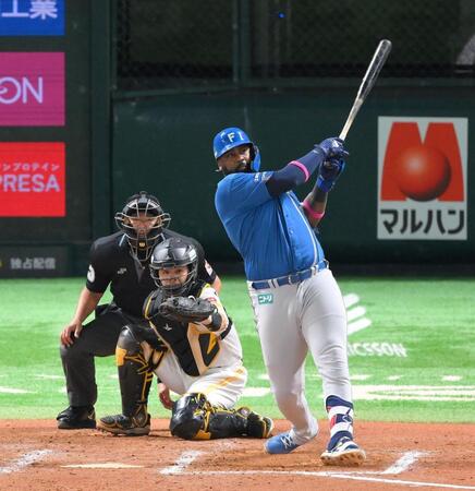 　７回、２本目となる左越え２ランを放つレイエス（撮影・伊藤笙子）