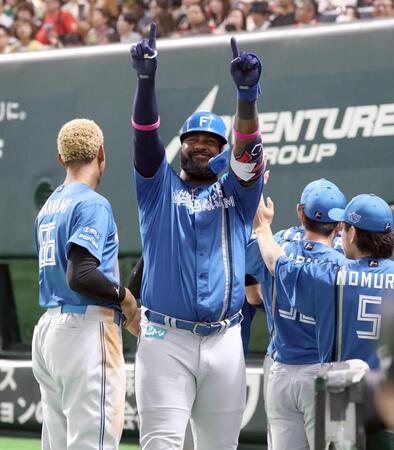 　３回、レイエスは勝ち越し２ランを放ち両腕を突き上げる