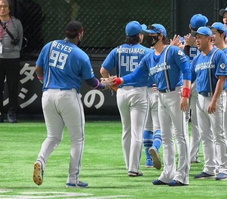 　２発４打点と活躍したレイエス（左）を迎える新庄監督（撮影・伊藤笙子）