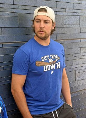 　自身の去就について取材に応じるＤｅＮＡのバウアー＝１８日、神奈川県横須賀市