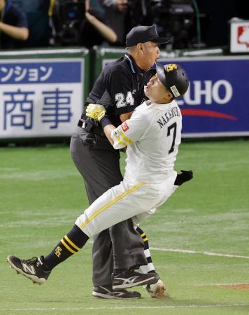 　３回ソフトバンク２死一塁、中村（７）が一ゴロを放ち一塁を駆け抜け塁審と激しく衝突する＝みずほペイペイドーム
