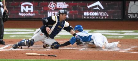 　オリックス戦の８回、レイエスの右前打で逆転のホームに滑り込む一走・矢沢＝１２日