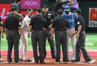 　メンバー表交換を終え、審判団と握手を交わす小久保監督（奥左）と新庄監督（同右）＝撮影・伊藤笙子