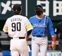 　メンバー表交換に向かう新庄監督（右）と小久保監督（撮影・中島達哉）