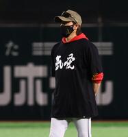 　練習を見守る新庄監督（撮影・中島達哉）