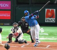 　３回、左中間へ逆転２ランを放つレイエス（撮影・伊藤笙子）