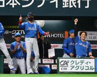 　３回、レイエスが勝ち越し２ランを放ち、喜ぶ新庄監督（中央左）ら日本ハムナイン（撮影・中島達哉）