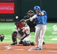 　３回、センターへ同点適時三塁打を放つ山県（撮影・伊藤笙子）