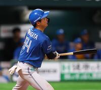 　３回、同点適時三塁打を放つ山県（撮影・中島達哉）