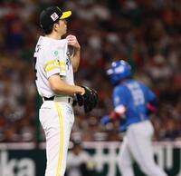 　３回、レイエス（右）に勝ち越し２ランを浴びる大関（撮影・中島達哉）