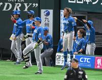 　３回、レイエスの逆転２ランにベンチを飛び出し喜ぶ新庄監督（左から２人目）ら日本ハムナイン（撮影・伊藤笙子）