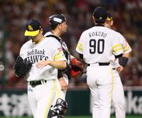 　３回途中で降板する大関（左）＝撮影・中島達哉