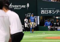 　３回、担架で運ばれる中村を見つめる新庄監督（右）＝撮影・中島達哉