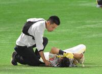 　３回、一ゴロに倒れた際に審判と交錯し、倒れ込む中村（撮影・伊藤笙子）