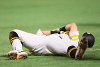 　３回、倒れ込む中村（撮影・中島達哉）