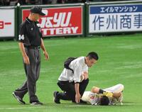 　３回、一ゴロに倒れた際に審判と交錯し、倒れ込む中村（右）＝撮影・伊藤笙子