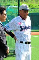 　ヤクルト・池山新監督（右）とあいさつに訪れた侍ジャパン・井端監督