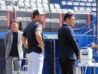 　ロッテの秋季練習を視察した侍ジャパン・井端監督（右）とサブロー監督（中）