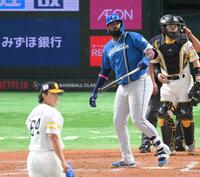 　７回、上茶谷（手前）からこの日２本目となる左越え２ランを放ち、打球を見つめるレイエス（撮影・伊藤笙子）