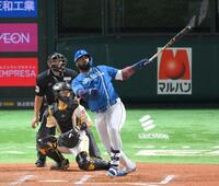 　７回、２本目となる左越え２ランを放つレイエス（撮影・伊藤笙子）