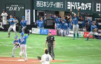 　３回、山県（５４）の同点適時三塁打に沸く日本ハムベンチ（撮影・伊藤笙子）
