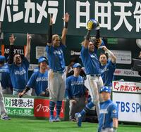 　４回、ライトポール直撃のソロを放ち、ヘルメットをとり「パイナポーッ！」と叫ぶ水谷（手前右）＝撮影・伊藤笙子