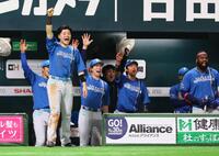 　４回、水谷がソロを放ち、沸き上がる清宮幸（左）ら日本ハムナイン（撮影・中島達哉）