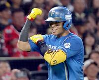 　４回、右越えソロを放ち、塁を回る水谷