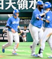 　７回、レイエスにこの日２本目となる２ランを浴び、ベンチで厳しい表情の小久保監督（奥）