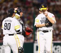 　３回途中で降板する大関（右）＝撮影・中島達哉