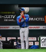 　９回、球審に代打・石井の背番号をジェスチャーする新庄監督（撮影・中島達哉）