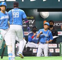 　４回、清宮幸の適時打で生還したレイエス（９９）を迎え、拳を握る新庄監督（中央）＝撮影・中島達哉