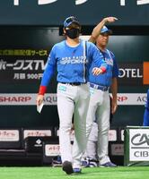 　４回、選手交代を告げる新庄監督（左）＝撮影・中島達哉