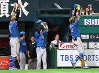 　４回、ソロを放ち、ナインと「パイナポー」ポーズを決める水谷（右）＝撮影・中島達哉