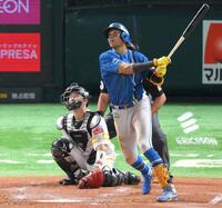 　４回、ライトポール直撃のソロを放つ水谷（撮影・伊藤笙子）