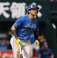 　４回、ソロを放ち、打球を見つめる水谷（撮影・中島達哉）