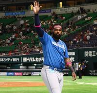 　スタンドのファンの歓声に応えるレイエス（撮影・中島達哉）