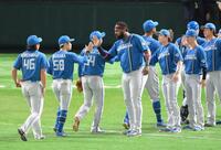 　試合後、先頭でナインを迎えるレイエス（中央）＝撮影・伊藤笙子