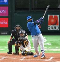 　７回、２本目となる左越え２ランを放つレイエス（撮影・伊藤笙子）