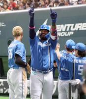 　３回、レイエスは勝ち越し２ランを放ち両腕を突き上げる