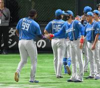 　２発４打点と活躍したレイエス（左）を迎える新庄監督（撮影・伊藤笙子）