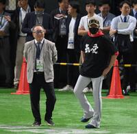 　試合前、談笑する高木豊氏（左）と新庄監督（撮影・伊藤笙子）