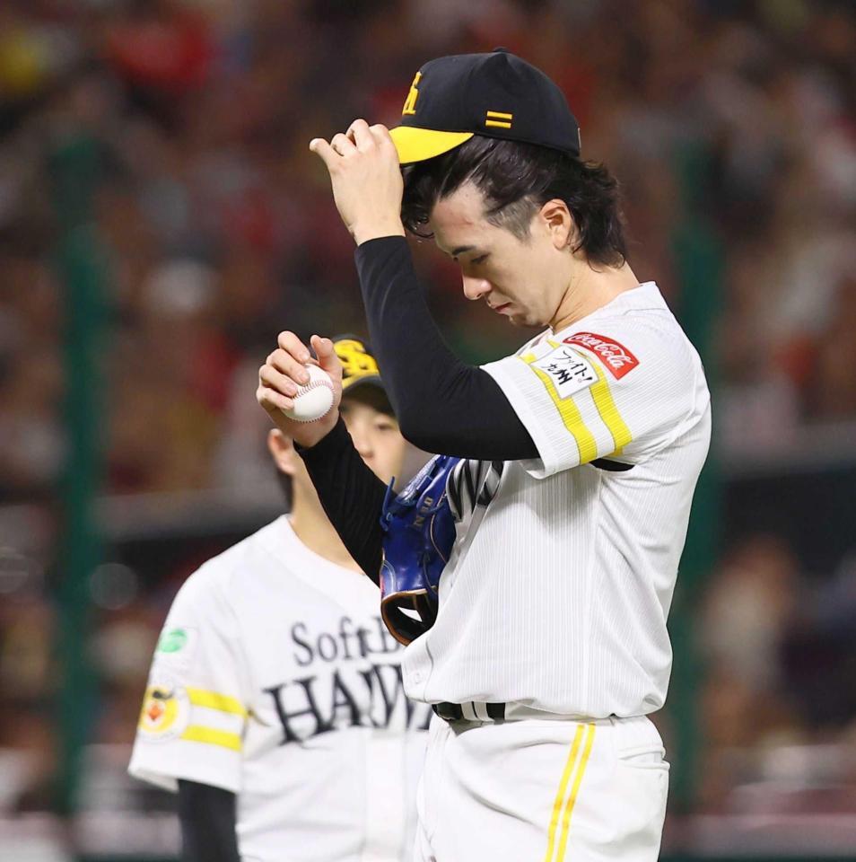 　４回、追加点を許し、汗をぬぐう上沢